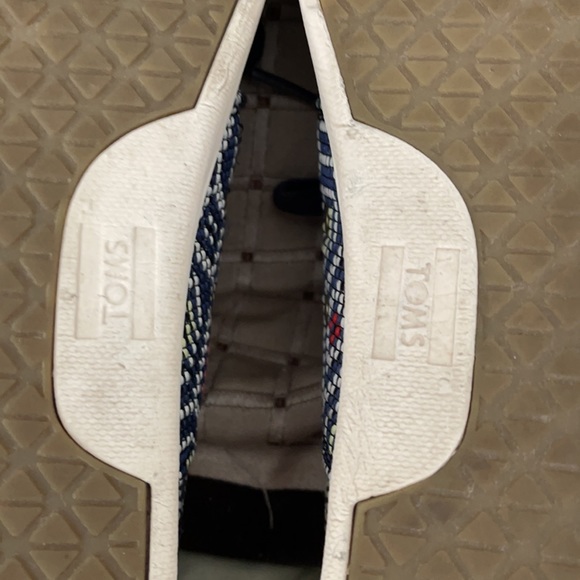 Toms Shape Embroidered Design Lightweight Sneakers - Picture 11 of 12